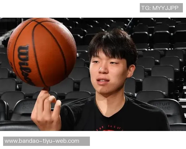 开拓者媒体人杨瀚森倒地为何裁判未暂停比赛关注球员安全 开拓者媒体人杨瀚森倒地为何裁判未暂停比赛关注球员安全