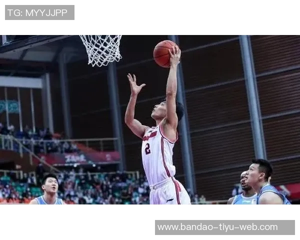 特纳三分球表现惊艳队友鼓励他勇敢投篮展现新风采