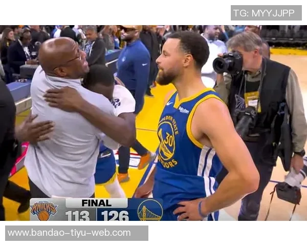 库里状态回暖对决尼克斯连续10场得分24贡献27分7助攻表现出色 库里状态回暖对决尼克斯连续10场得分24贡献27分7助攻表现出色